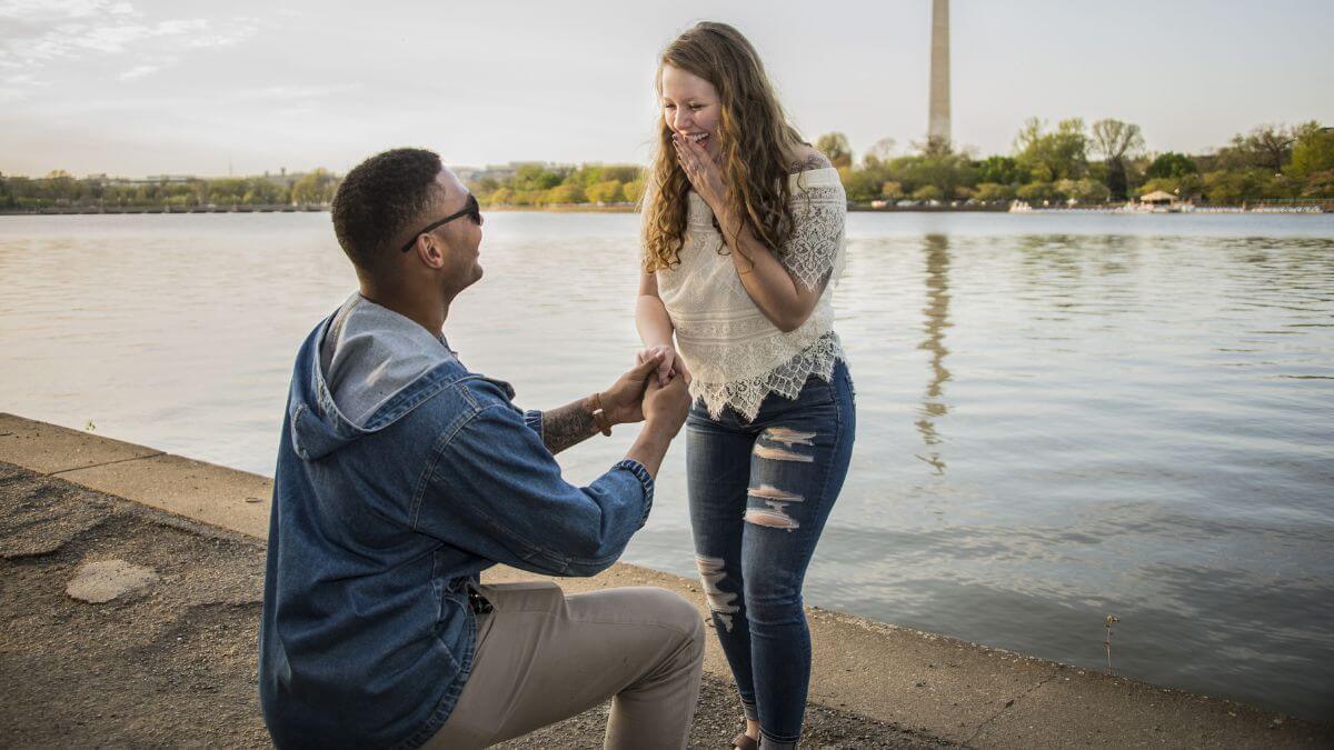 guy proposing girl